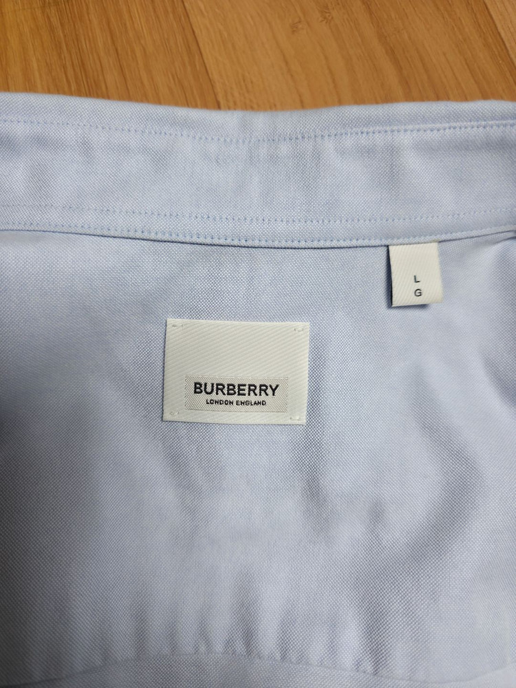 버버리 CLAVERDON 레터링 옥스포드 블루 셔츠--2