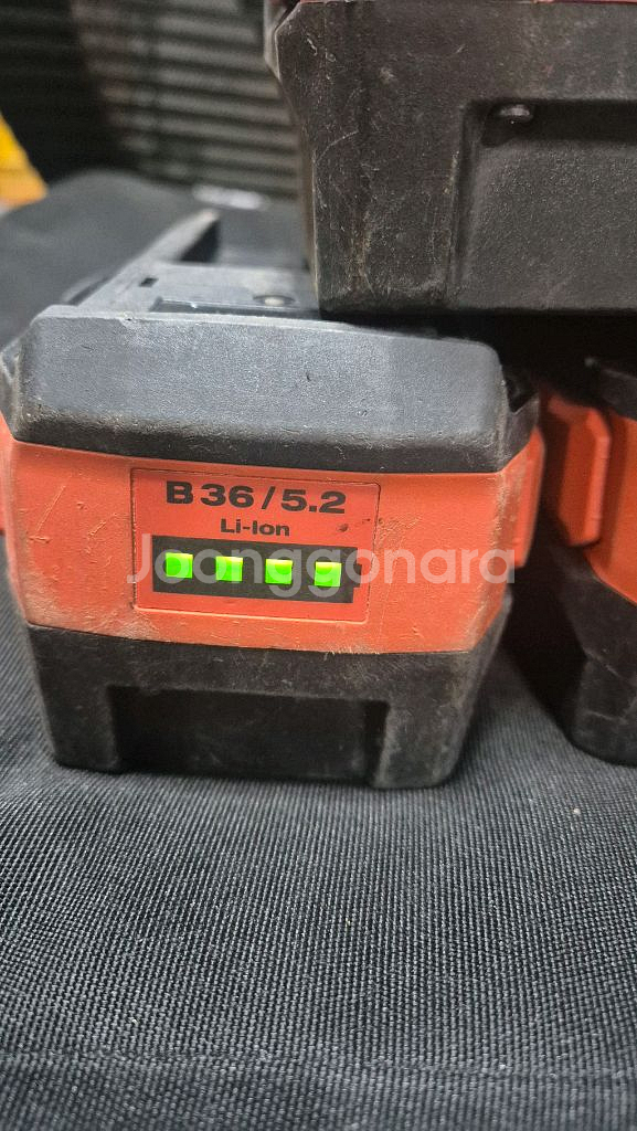 힐티 B36/5.2 리튬이온 배터리 3개와 충전기--3