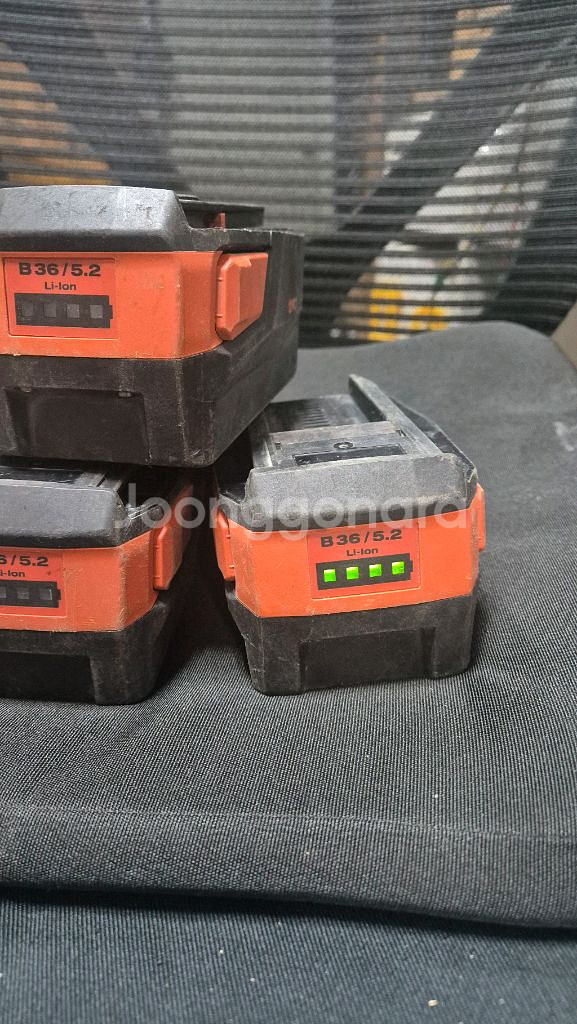 힐티 B36/5.2 리튬이온 배터리 3개와 충전기--2