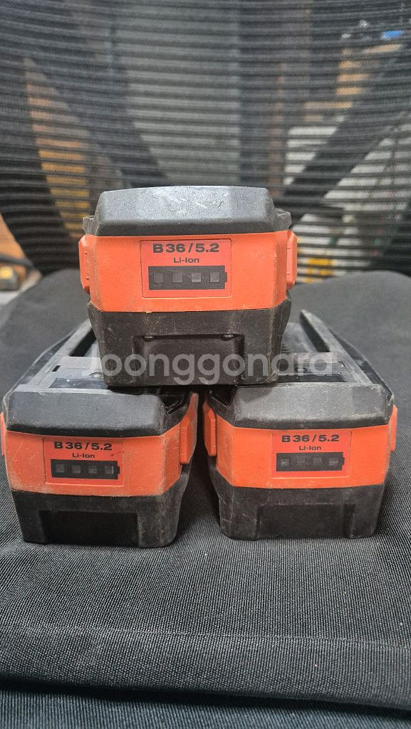 힐티 B36/5.2 리튬이온 배터리 3개와 충전기--1