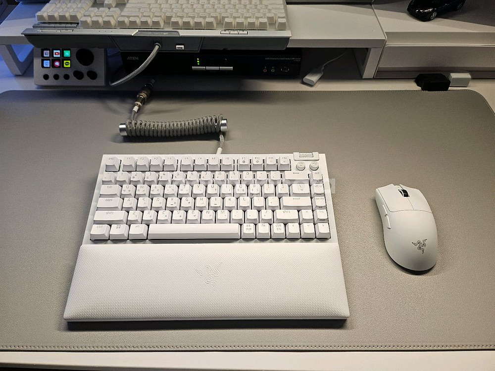 레이저 블랙위도우 V4 75% 화이트 키보드 팝니다--0