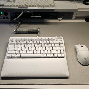 레이저 블랙위도우 V4 75% 화이트 키보드 팝니다