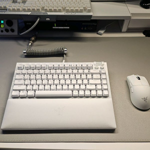 레이저 블랙위도우 V4 75% 화이트 키보드 팝니다