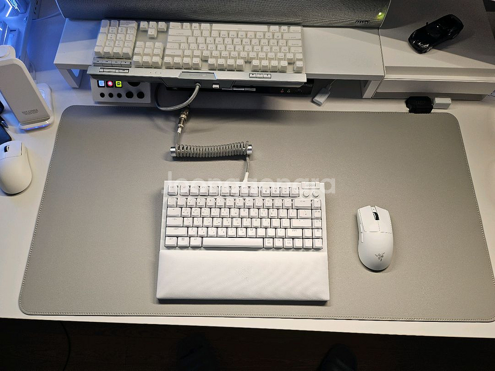 레이저 블랙위도우 V4 75% 화이트 키보드 팝니다--2