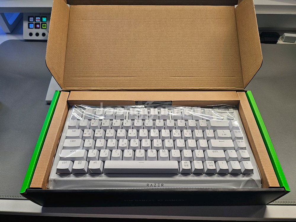 레이저 블랙위도우 V4 75% 화이트 키보드 팝니다--4