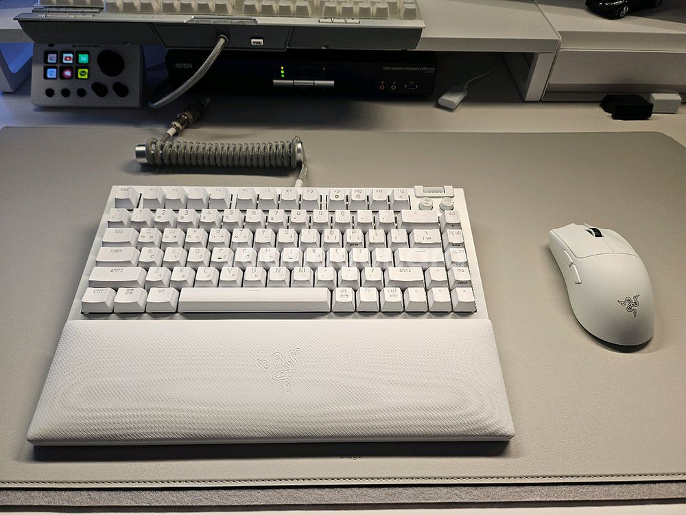 레이저 블랙위도우 V4 75% 화이트 키보드 팝니다--3