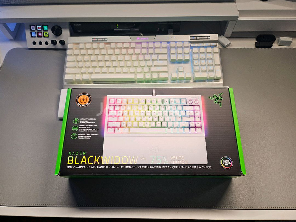 레이저 블랙위도우 V4 75% 화이트 키보드 팝니다--5