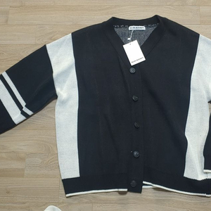 블루 버킷 브랜드의 배색 니트 가디건(XL)