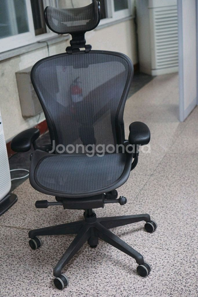 새상품)허먼밀러 뉴에어론 그라파이트 B사이즈 판매합니다--1