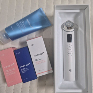 메디큐브 에이지알 부스터 프로 화이트