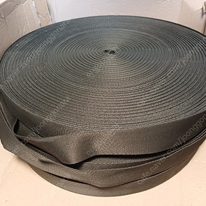 튼튼한 올리브색 웨빙 롤입니다