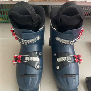 아토믹 주니어 스키부츠 205-210 및 스키폴