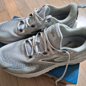 [285] 브룩스 캐스캐디아 18