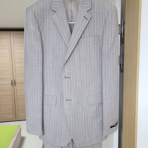 코모도 그레이 스트라이프정장 상의105하의86 새거