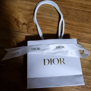 고급스런 Dior 작은 가방 Dior리본 포함 새 것.