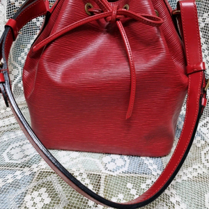 루이비통 예삐 레드 복조리 인기제품 상태깨끗하고 예뻐요