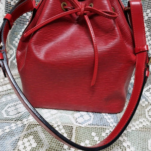 루이비통 예삐 레드 복조리 인기제품 상태깨끗하고 예뻐요