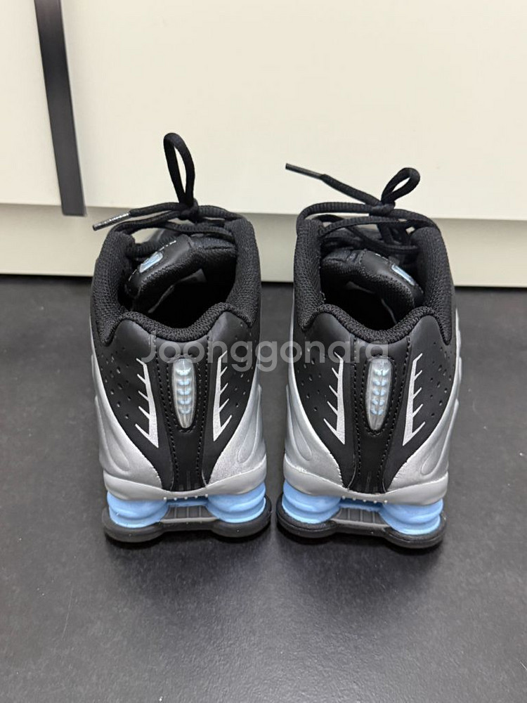 나이키 샥스 R4 주니어 메탈릭 실버 블랙 230--3