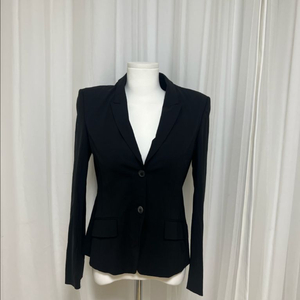 Hugo Boss의 블랙 자켓입니다사이즈는 34A이며,