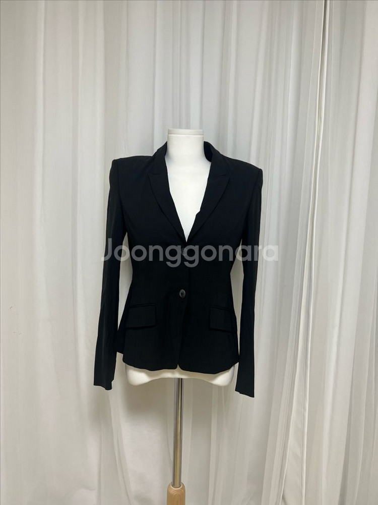 Hugo Boss의 블랙 자켓입니다사이즈는 34A이며,--1