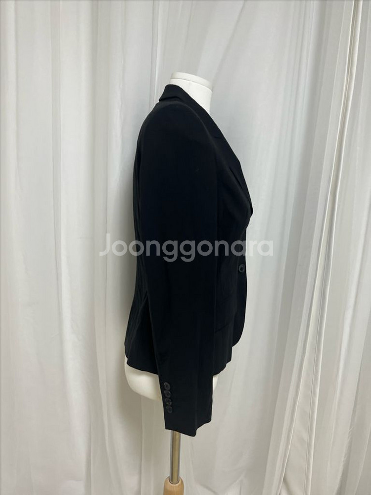 Hugo Boss의 블랙 자켓입니다사이즈는 34A이며,--2