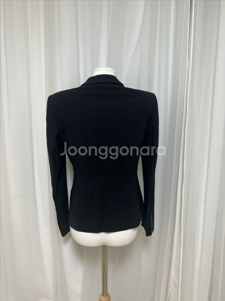 Hugo Boss의 블랙 자켓입니다사이즈는 34A이며,--3