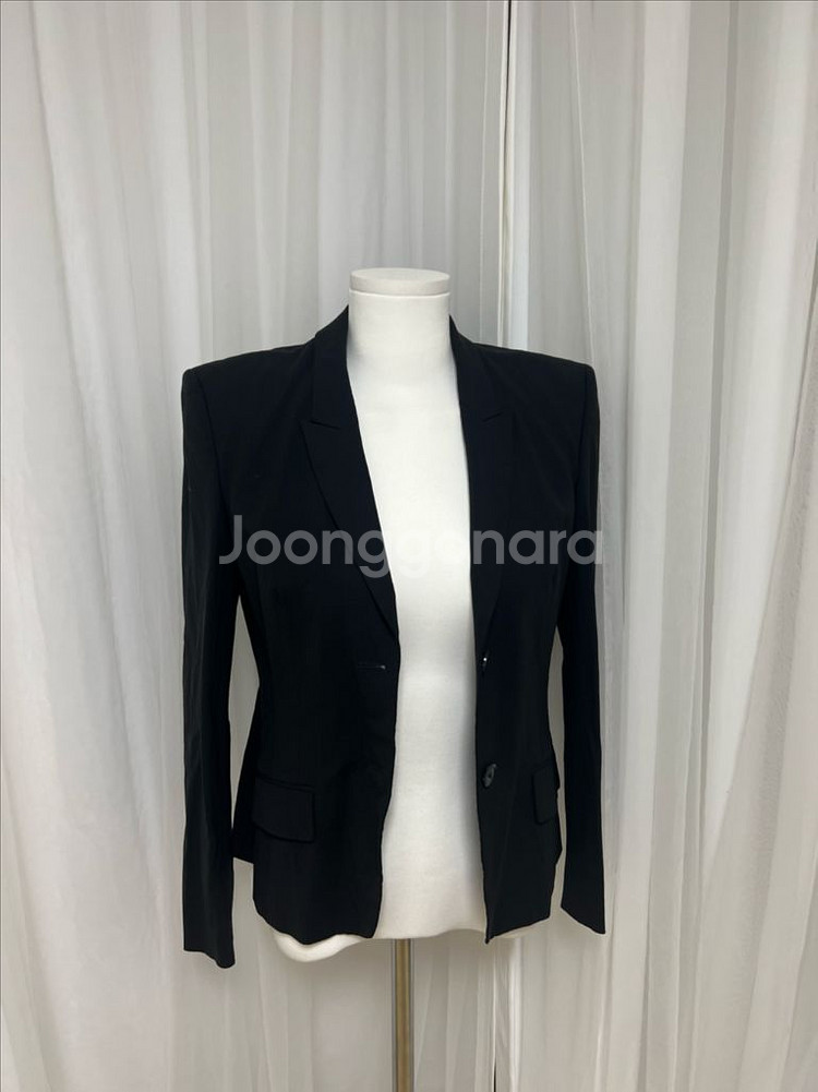 Hugo Boss의 블랙 자켓입니다사이즈는 34A이며,--7