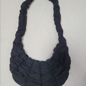 COS 리플 크로스바디 블랙 팝니다