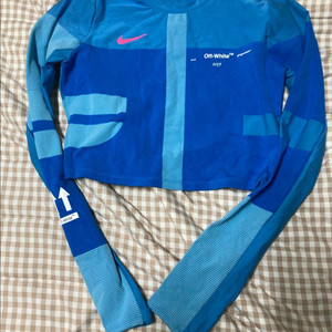 오프화이트x나이키 크롭탑