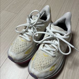 (상태양호) 호카 클리프톤 9 런닝화 달리기 240미리