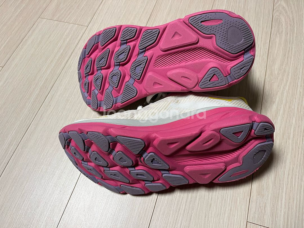 (상태양호) 호카 클리프톤 9 런닝화 달리기 240미리--7