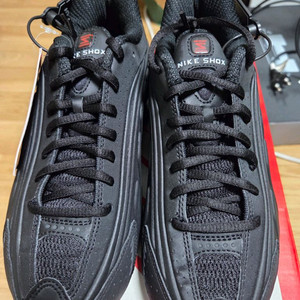 나이키 샥스 R4블랙 240사이즈 새상품 팝니다.