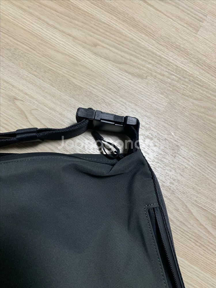 유니클로u25fw 메신저숄더백 다크그레이 판매--2