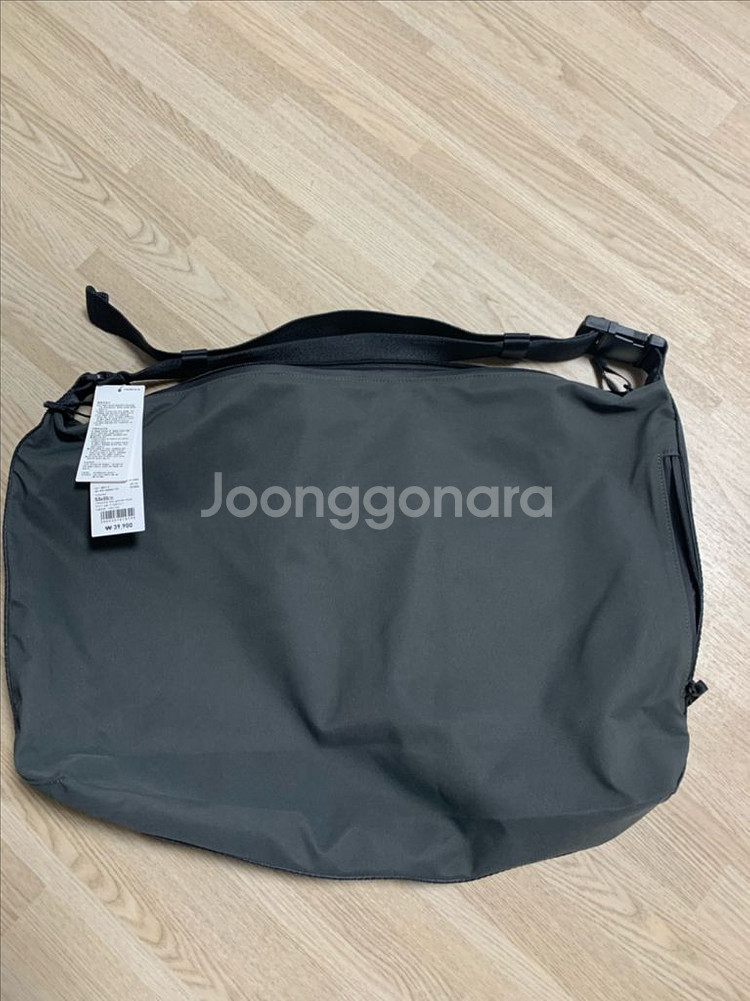 유니클로u25fw 메신저숄더백 다크그레이 판매--0