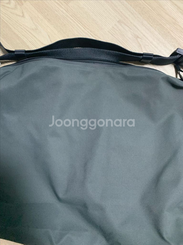 유니클로u25fw 메신저숄더백 다크그레이 판매--3