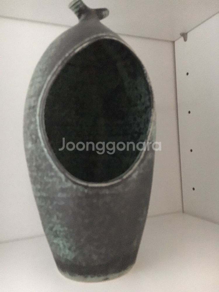 엔틱하고 기하학 모양의 화병 작품 팝니다--0