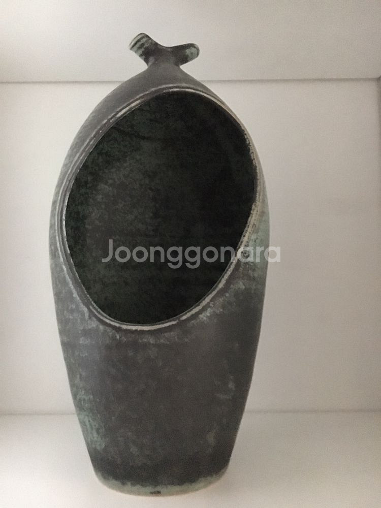 엔틱하고 기하학 모양의 화병 작품 팝니다--2