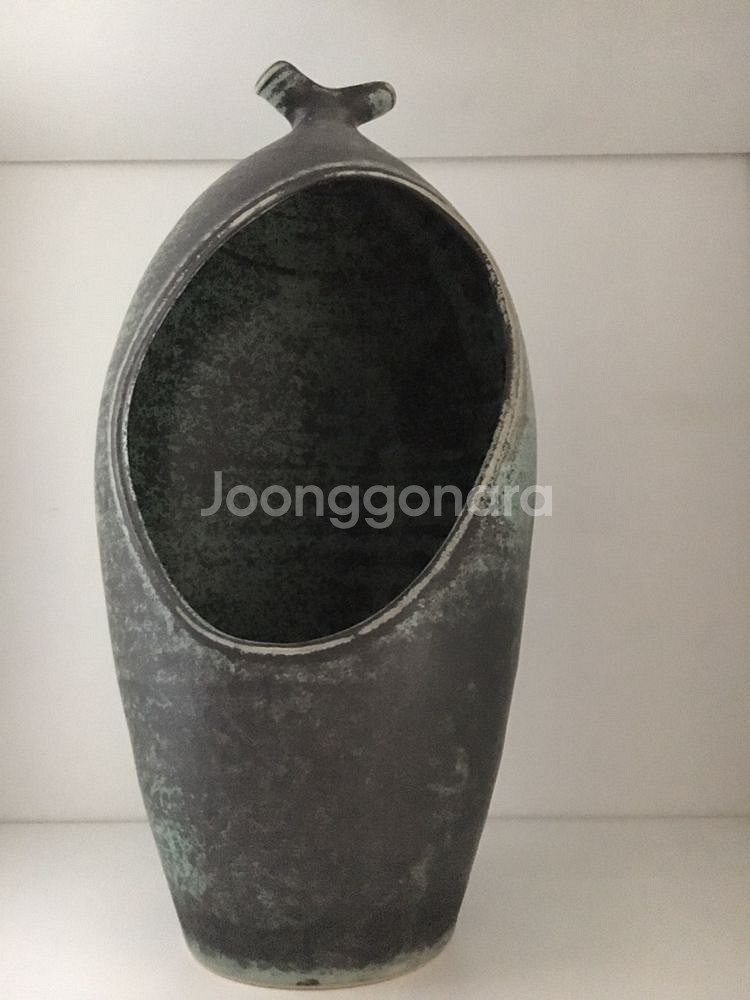 엔틱하고 기하학 모양의 화병 작품 팝니다--3