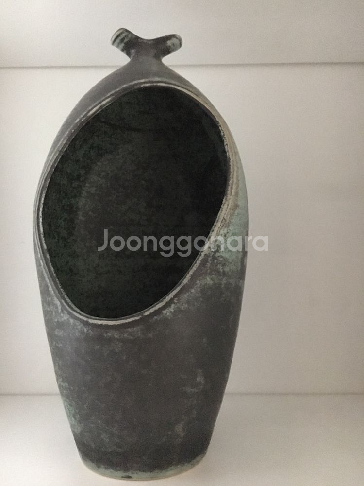 엔틱하고 기하학 모양의 화병 작품 팝니다--4