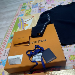 루이비통 네이비 오픈 슬리브 니트