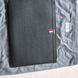 톰브라운 클러치백 라지 팝니다