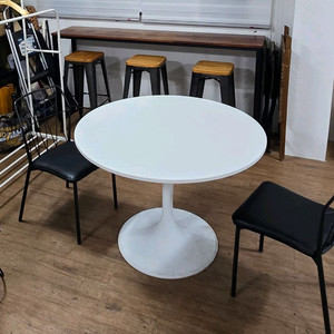화이트 원형 테이블과 검정 의자 2개