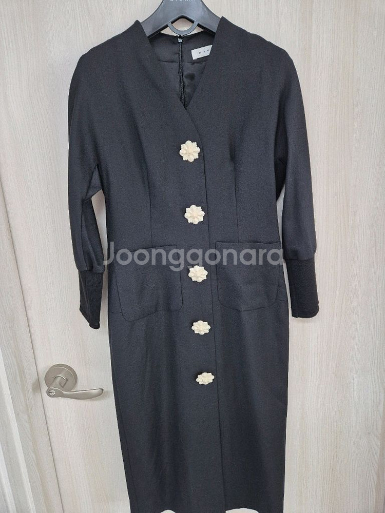 미샤 플라워버튼 블랙원피스--1