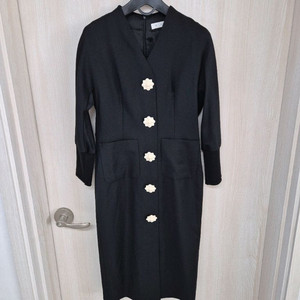 미샤 플라워버튼 블랙원피스