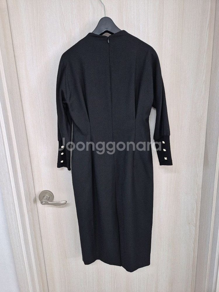 미샤 플라워버튼 블랙원피스--3