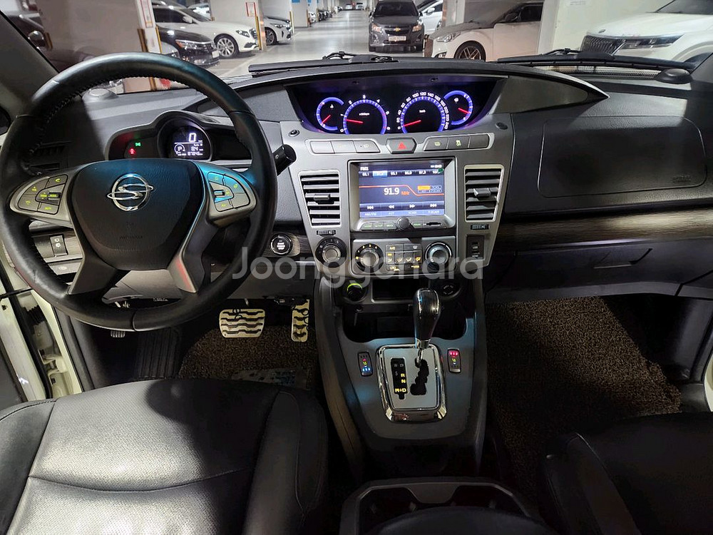 코란도 투리스모 TX 4륜 11인승 87.000km--4