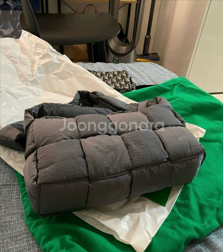 보테가 베네타 패디드 테크 / 패딩 카세트 백--2