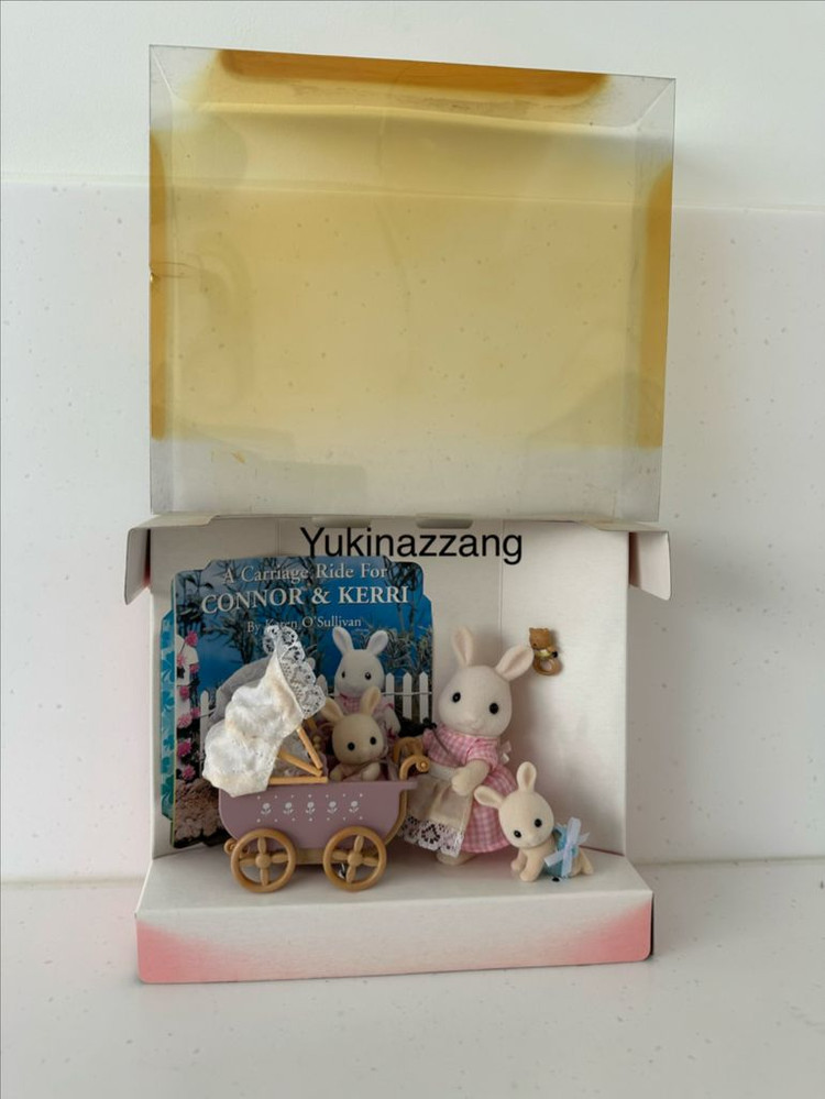 실바니안 흰토끼엄마와 쌍둥이 유모차 이미지