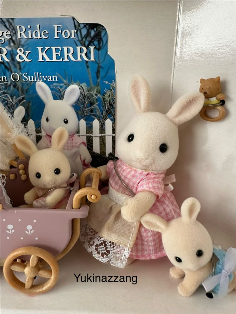 실바니안 흰토끼엄마와 쌍둥이 유모차 이미지