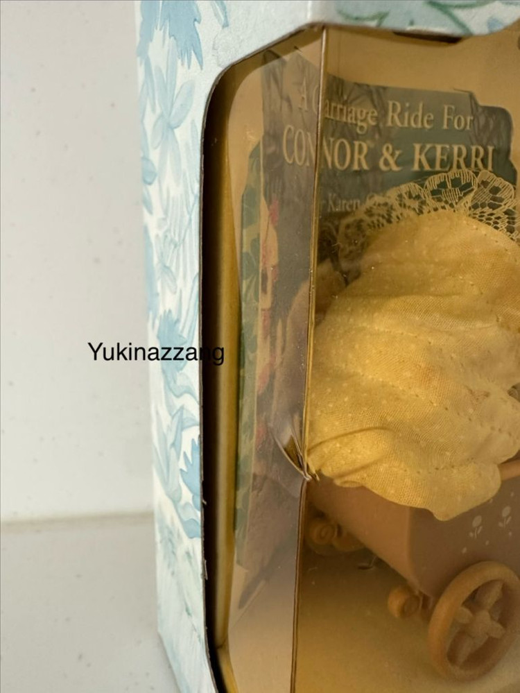 실바니안 흰토끼엄마와 쌍둥이 유모차 이미지